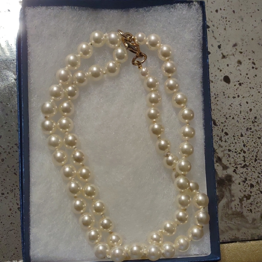 Elegant Faux Pearl Necklace